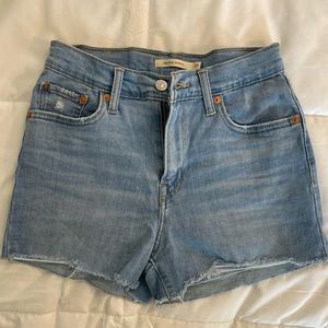 Size 26 Levi’s high rise shorts